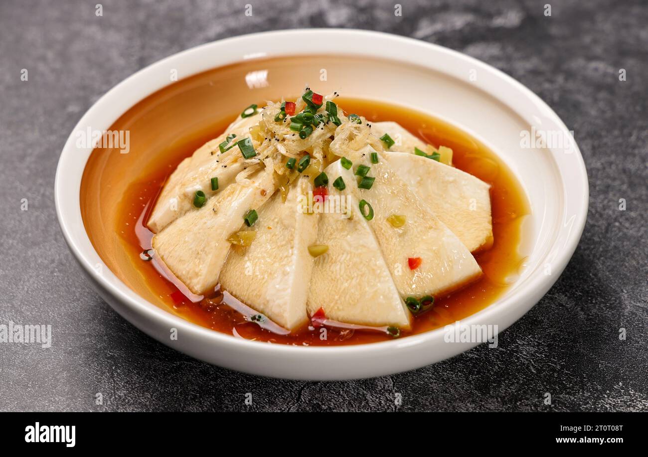 Tofu fritto (saltato) con olio di scalogno e salsa di soia Foto Stock