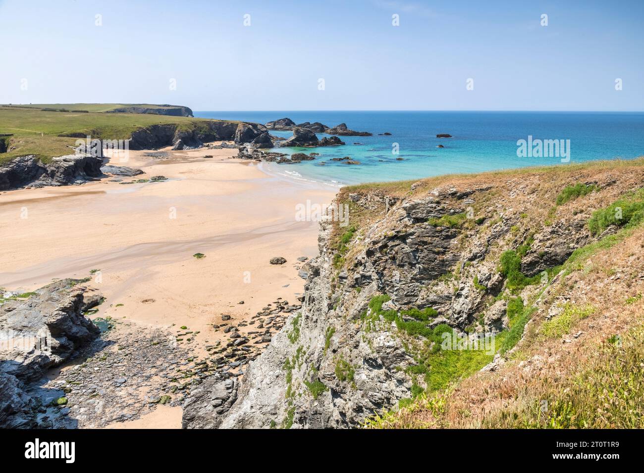 Spiaggia di Porthcothan e Minnows Islands con la marea che si diffonde, Cornovaglia, Regno Unito Foto Stock