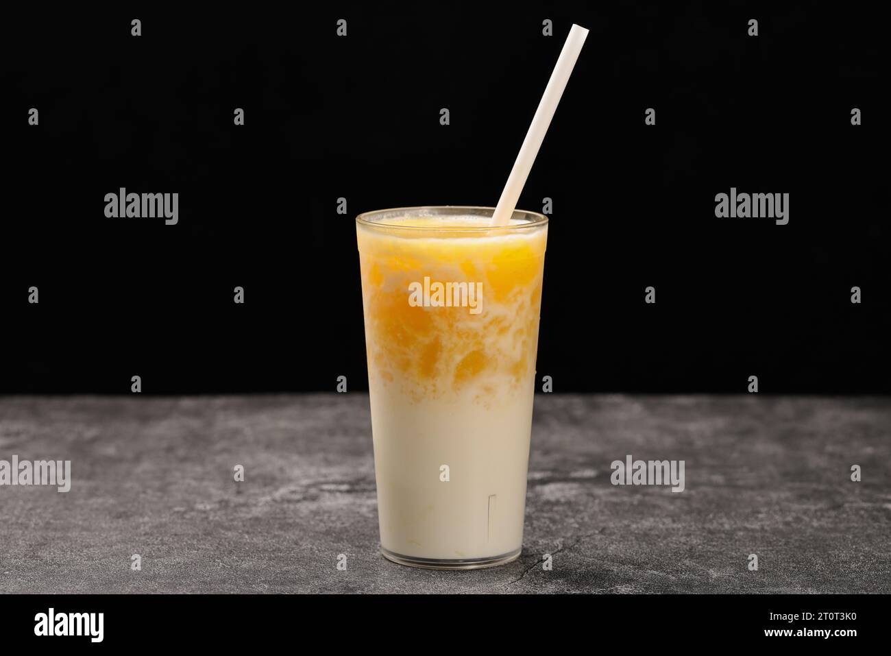 Crema di formaggio e frutta di mango fresca con sfondo nero. Foto Stock