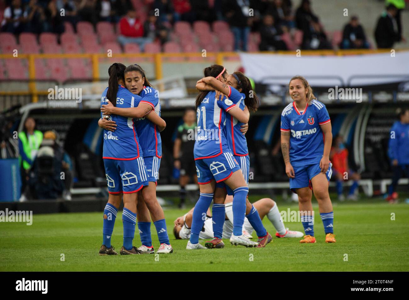 Bogotà, Colombia. 8 ottobre 2023. Maria Martinez Vecca (C) del Club Universidad de Chile festeggia con i suoi compagni di squadra durante la fase a gironi della partita tra il Club Olimpia (1) del Paraguay e il Club Universidad de Chile (2) durante la Copa Libertadores Femenina, a Bogotà, Colombia, 8 ottobre 2023. Foto di: Chepa Beltran/Long Visual Press Credit: Long Visual Press/Alamy Live News Foto Stock