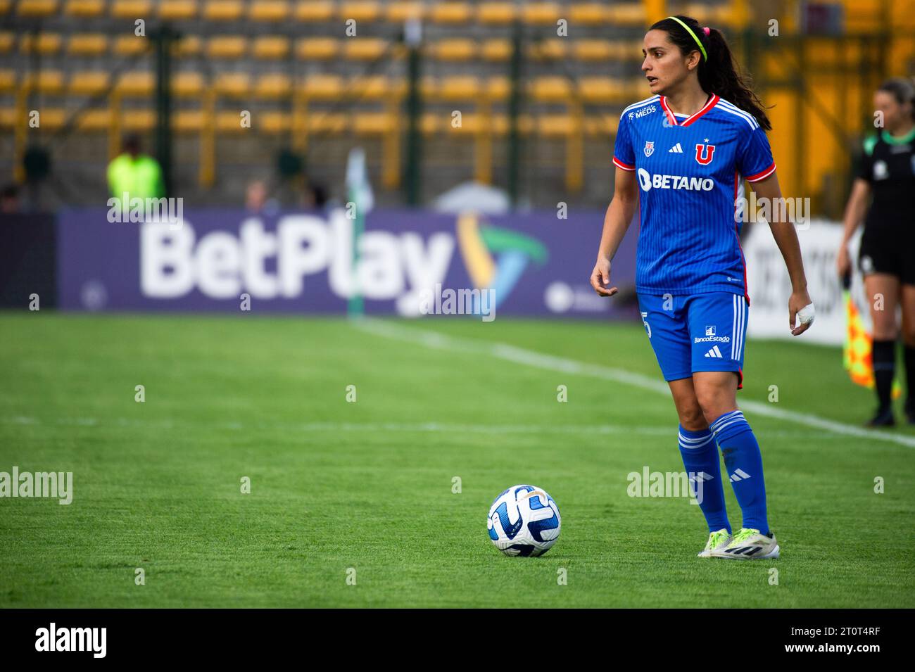 Bogotà, Colombia. 8 ottobre 2023. Daniela Zamora del Club Universidad de Chile durante la fase a gironi tra il Club Olimpia del Paraguay (1) e il Club Universidad de Chile (2) durante la Copa Libertadores Femenina, a Bogotà, Colombia, 8 ottobre 2023. Foto di: Chepa Beltran/Long Visual Press Credit: Long Visual Press/Alamy Live News Foto Stock