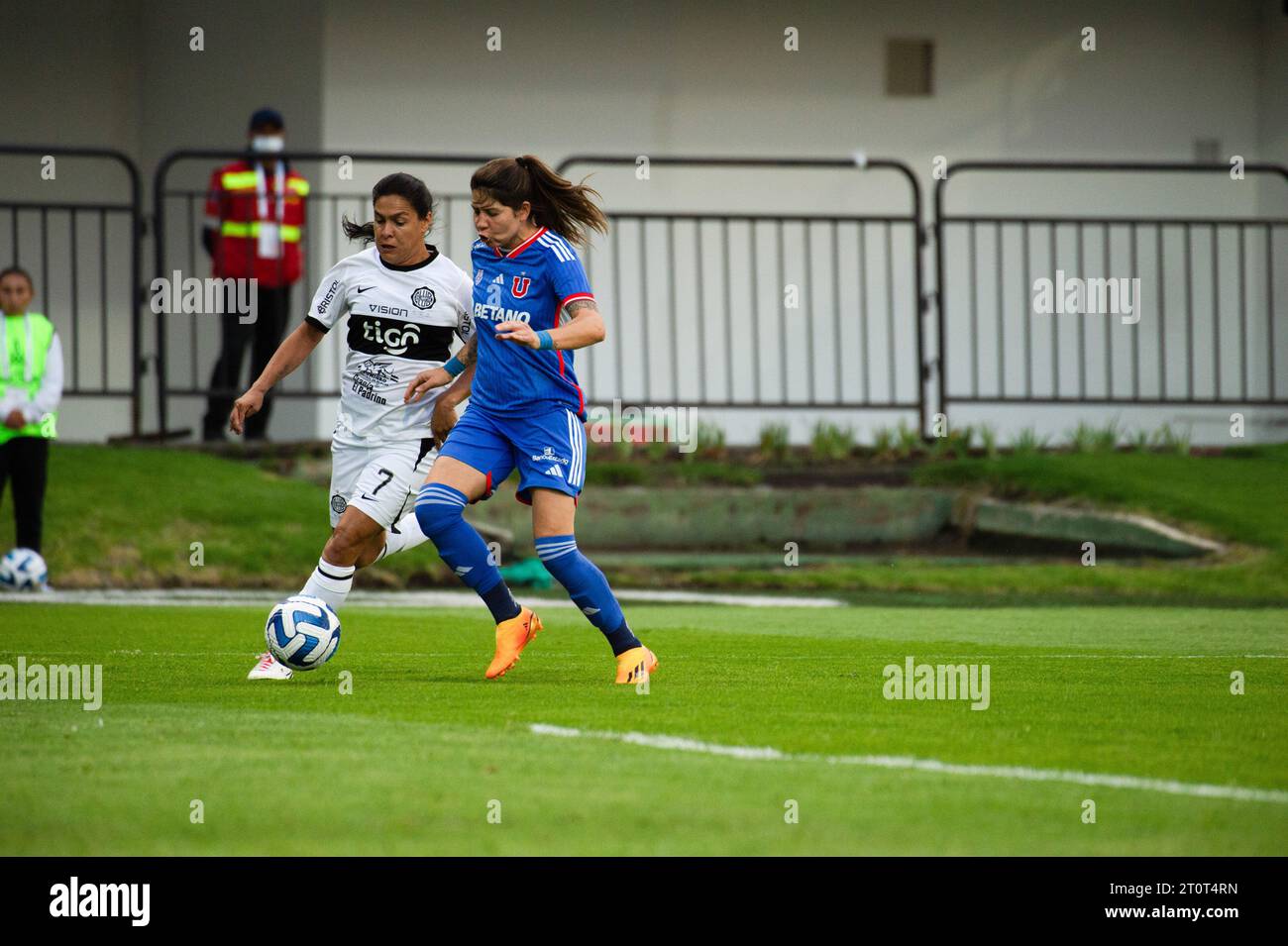 Bogotà, Colombia. 8 ottobre 2023. Amanda Peralta (L) del Club Olimpia e Franchesca Caniguan del Club Universidad de Chile durante la fase a gironi tra il Club Olimpia (1) del Paraguay e il Club Universidad de Chile (2) durante la Copa Libertadores Femenina, a Bogotà, Colombia, 8 ottobre 2023. Foto di: Chepa Beltran/Long Visual Press Credit: Long Visual Press/Alamy Live News Foto Stock