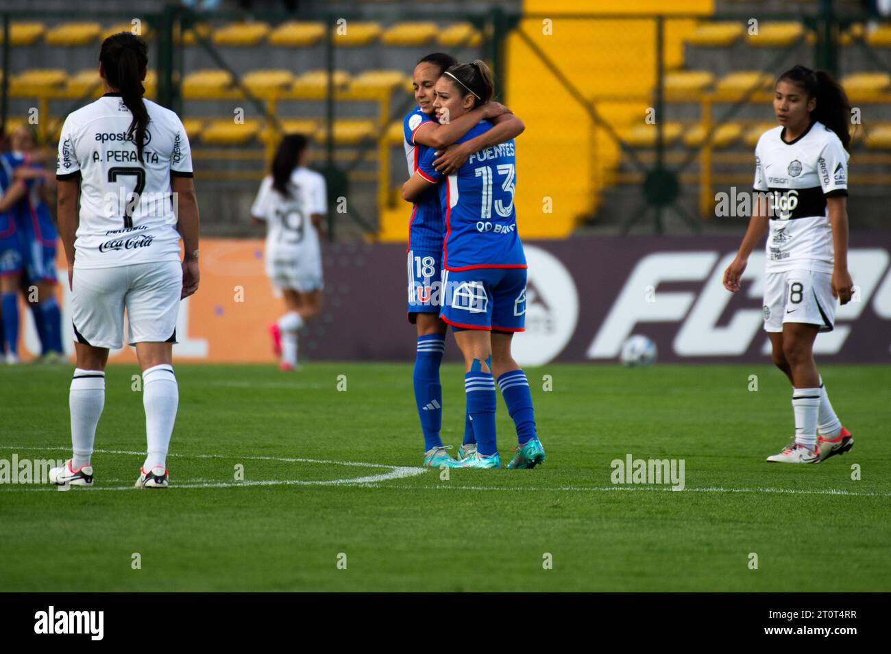 Bogotà, Colombia. 8 ottobre 2023. Il Club Universidad de Chile Barbara Sanchez festeggia con Karen Fuentes dopo aver segnato un gol durante la fase a gironi della partita tra il Club Olimpia (1) del Paraguay e il Club Universidad de Chile (2) durante la Copa Libertadores Femenina, a Bogotà, Colombia, 8 ottobre 2023. Foto di: Chepa Beltran/Long Visual Press Credit: Long Visual Press/Alamy Live News Foto Stock