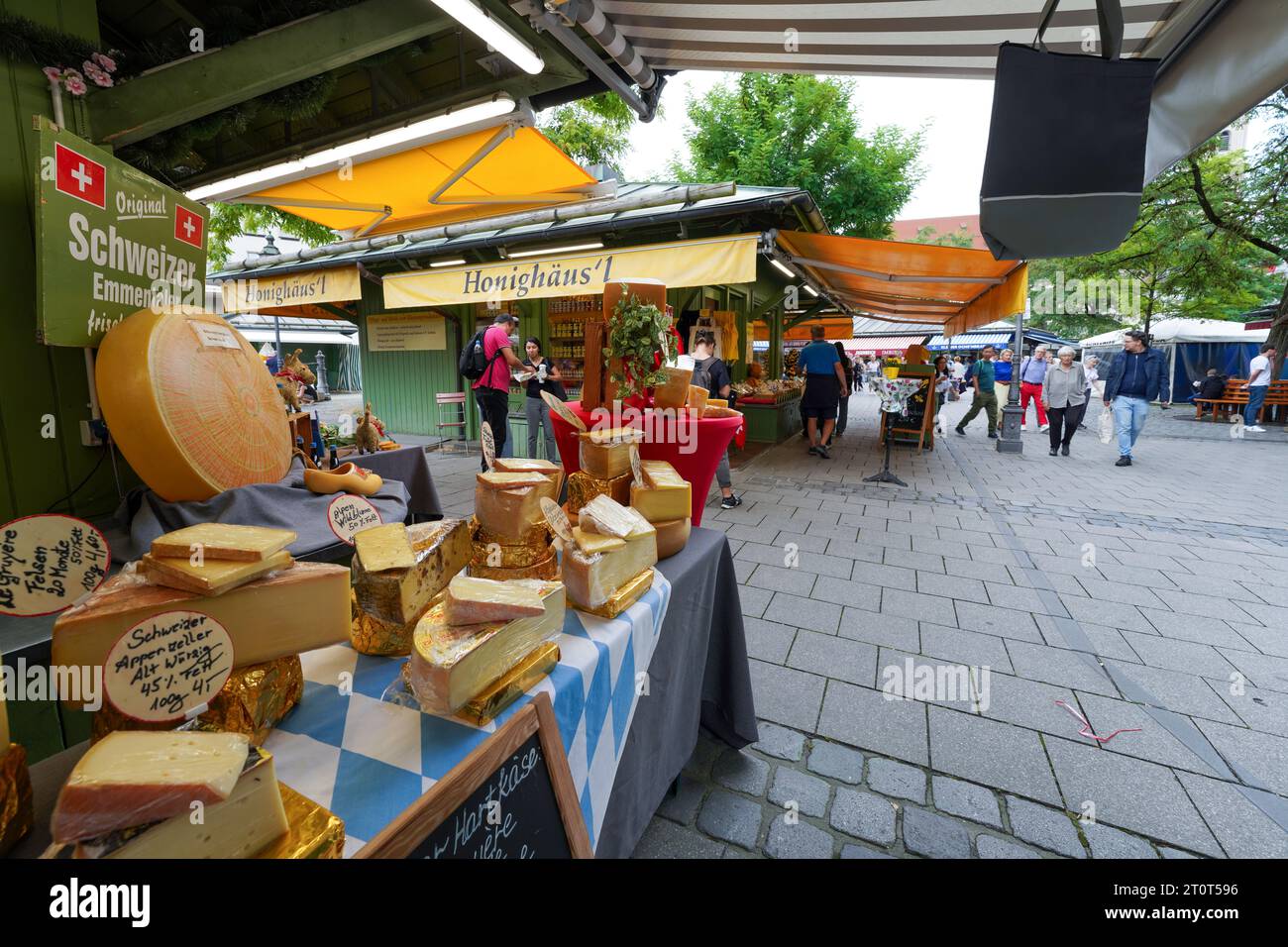Monaco di Baviera, Germania, UE - 13 settembre 2023. La gente che fa shopping per il cibo bavarese al Viktualienmarkt, un famoso mercato agricolo di Street food nella città vecchia di Monaco Foto Stock