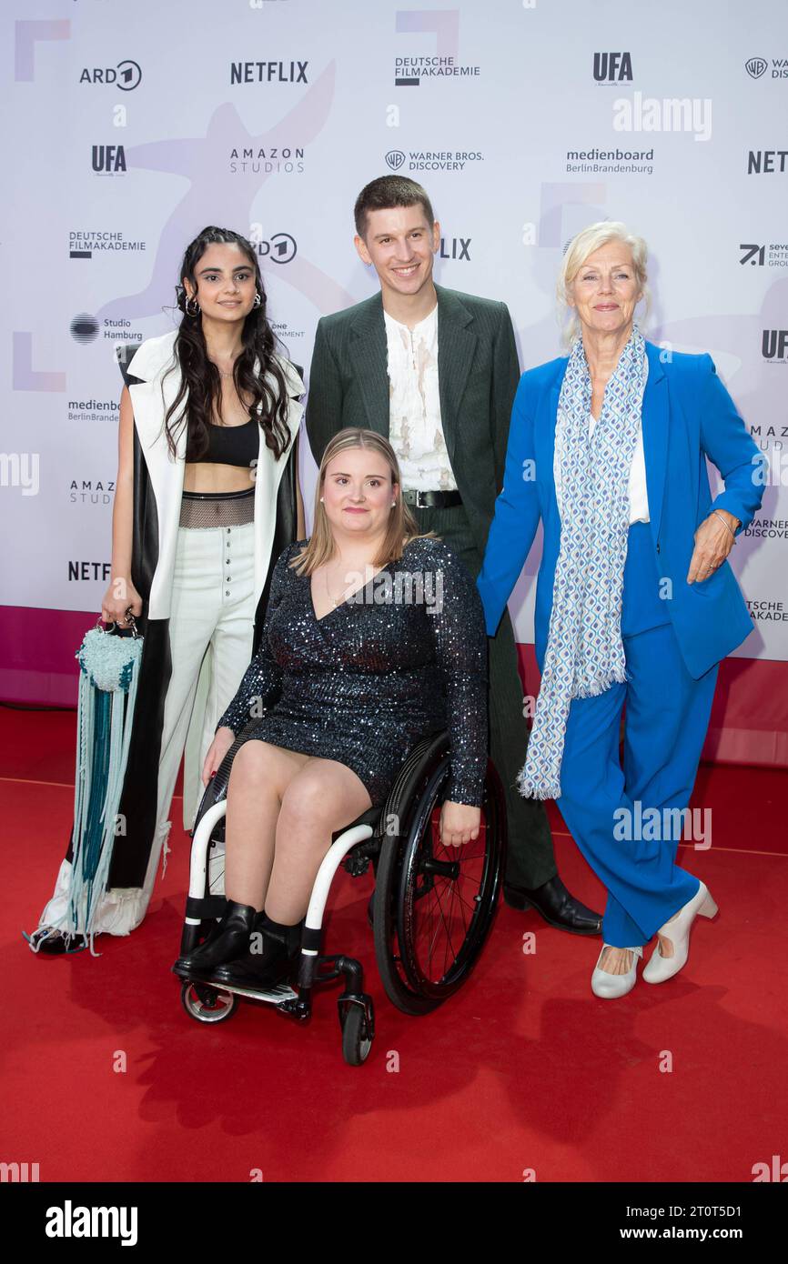 Premio - primi passi 2023 Bayan Layla, Florentine Schlecht, Lorenz Hochhuth und Marika George Marika Ullrich beim First Steps Award im Stage Theater des Westens AM 09.10.2023 a Berlino. *** Award First Steps 2023 Bayan Layla, Florentine Schlecht, Lorenz Hochhuth e Marika George Marika Ullrich al First Steps Award allo Stage Theater des Westens il 09 10 2023 a Berlino Copyright: XEventpressxKochanx Credit: Imago/Alamy Live News Foto Stock