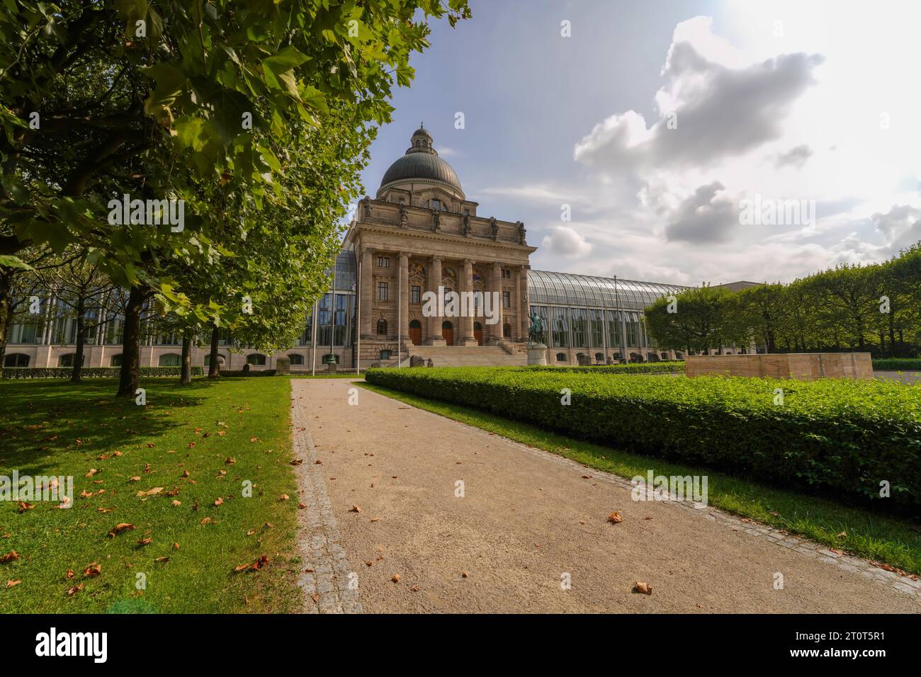 Monaco, Germania, UE - 14 settembre 2023. Cancelleria di Stato bavarese, Bayerische Staatskanzlei, un edificio governativo tedesco nel parco cittadino di Hofgarten. Foto Stock