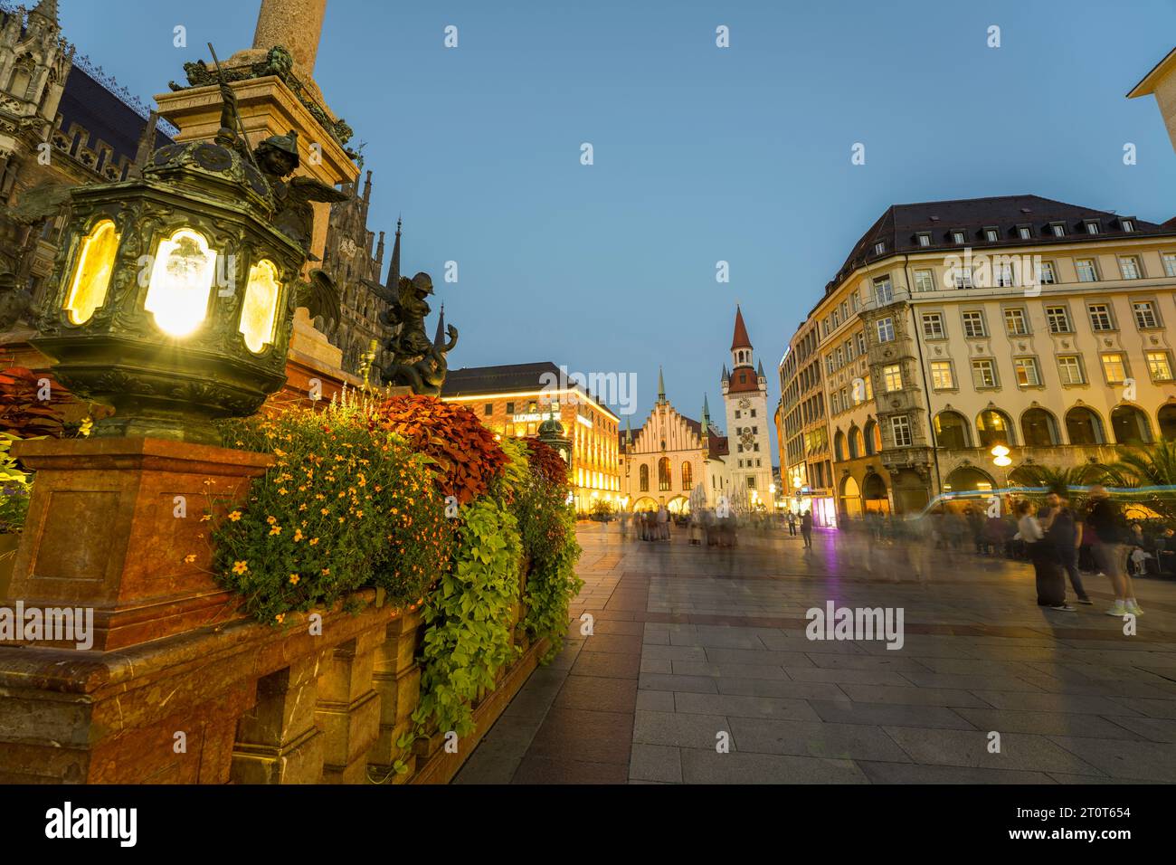 Monaco, Germania, UE - 14 settembre 2023. Paesaggio urbano dello skyline di Monaco con persone in Piazza Marienplazt nella città vecchia con il Municipio e il Museo del giocattolo di notte. Foto Stock