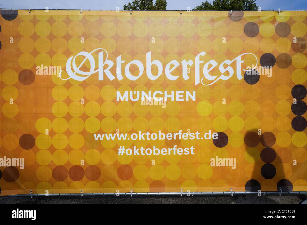 Monaco di Baviera, Germania, UE - 18 settembre 2023. Insegna Oktoberfest Munchen Beer Festival, situata all'interno del festival, zona fieristica. Cartello Oktoberfest Munich. Foto Stock