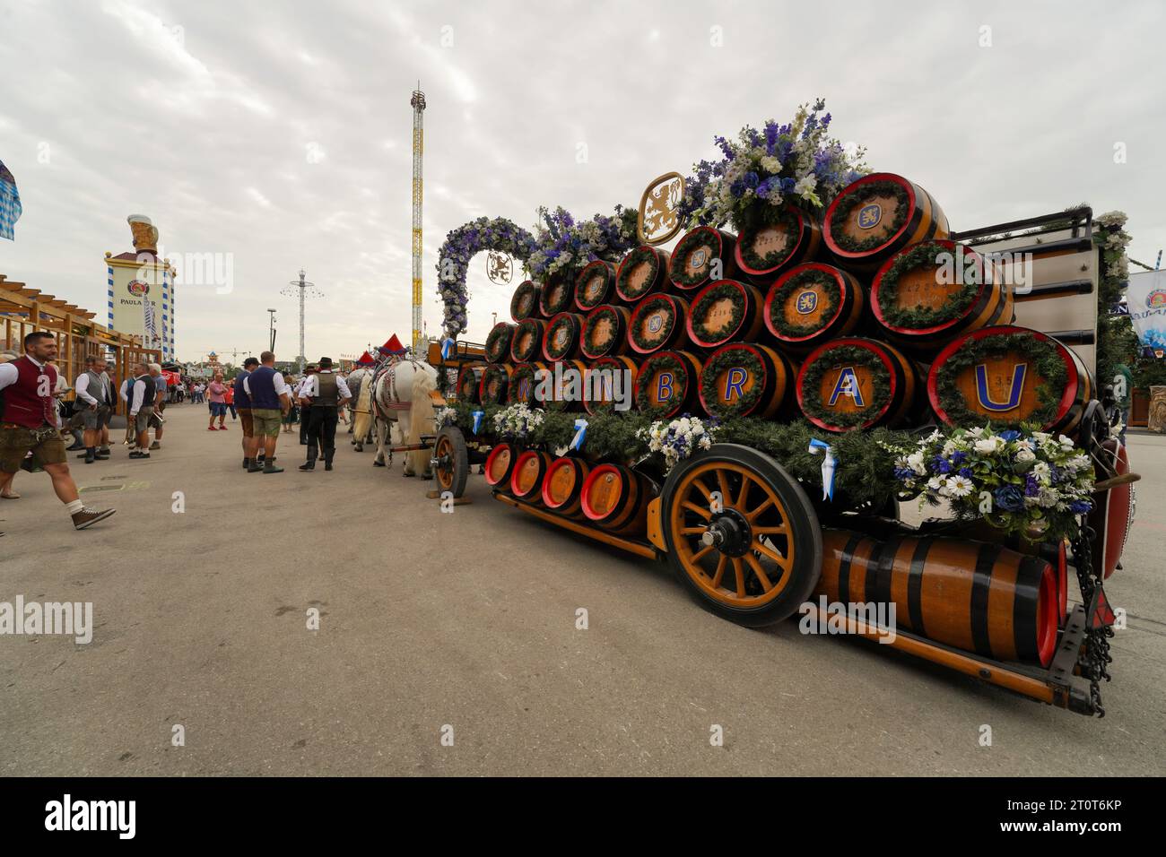 Monaco di Baviera, Germania, UE - 18 settembre 2023. Oktoberfest Schützen-Festzelt tenda della birra con carrozza trainata da cavalli barile parata galleggiante, spettatori. Foto Stock