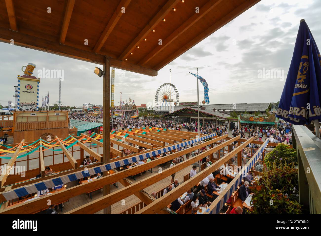 Monaco, Germania, UE - 18 settembre 2023. Oktoberfest Monaco, area del festival della birra Theresienwiese con birreria all'aperto, tende, giostre nel parco divertimenti Foto Stock