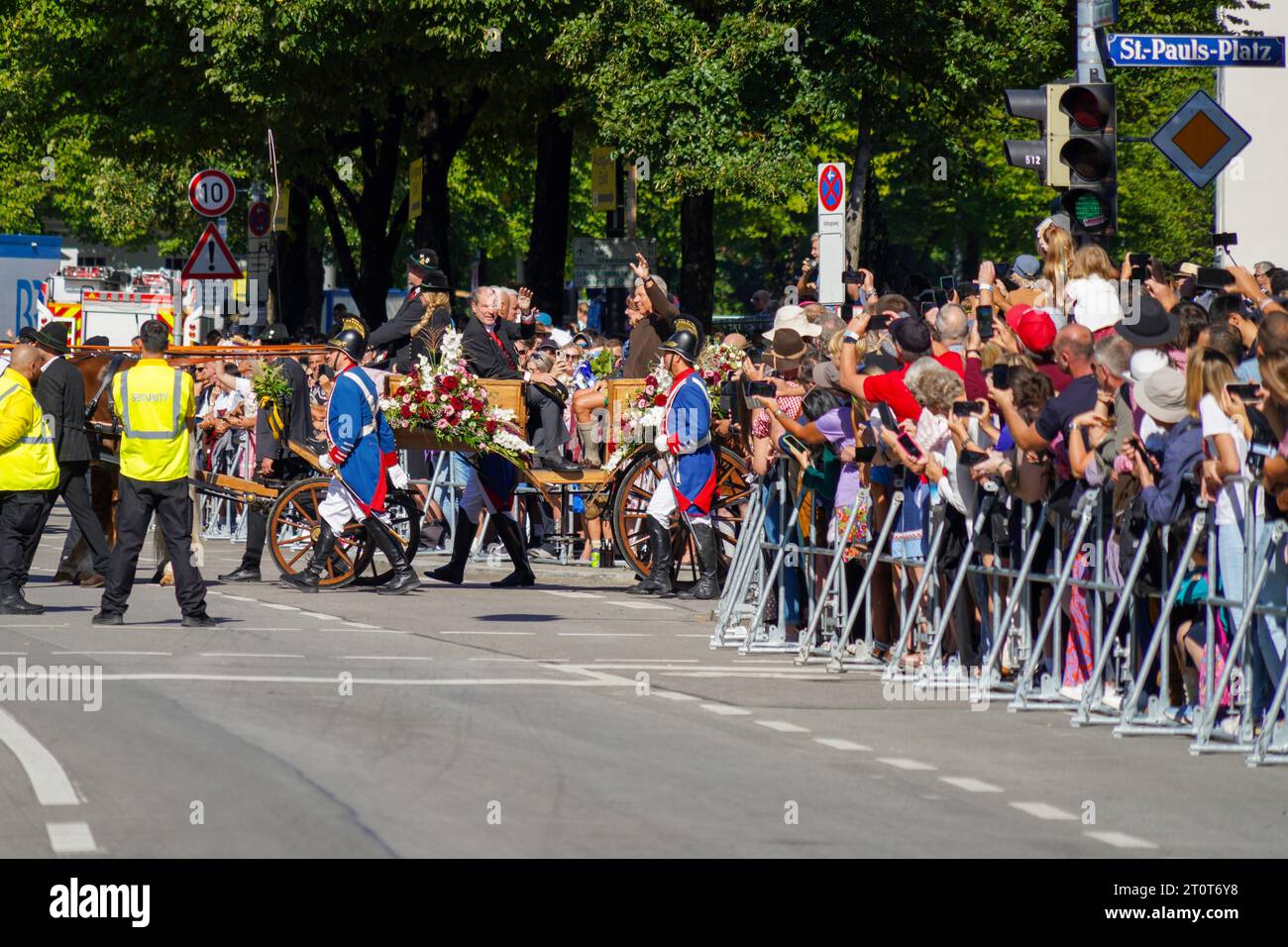 Monaco di Baviera, Germania, UE - 16 settembre 2023. Sfilata dell'Oktoberfest a Monaco di Baviera con celebrità, politici e birra. Gli spettatori fiancheggiano la strada Foto Stock