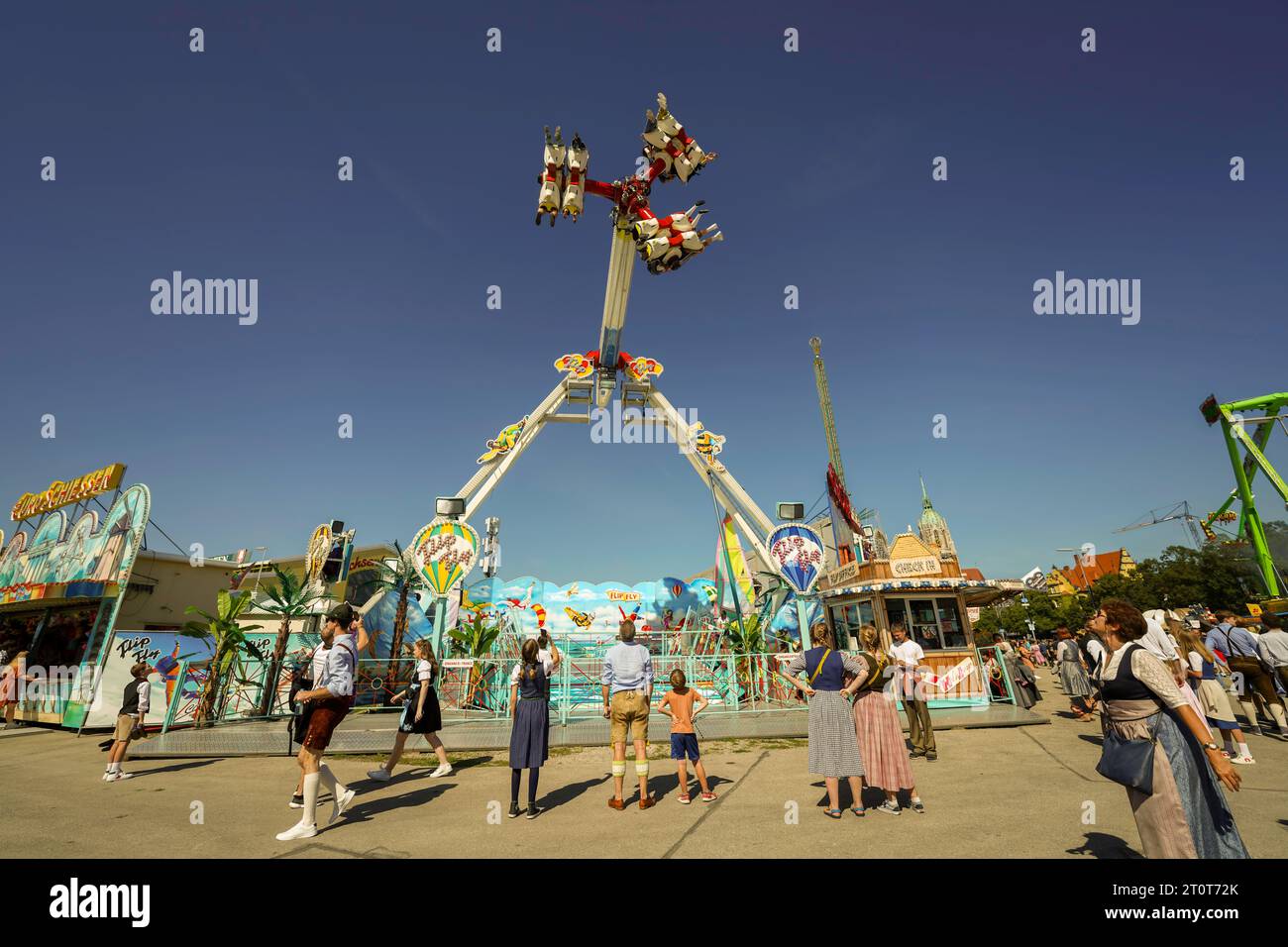 Monaco, Germania, UE - 16 settembre 2023. Area del Festival della birra dell'Oktoberfest con giostre nel parco divertimenti, tende da birra e giardini con bevande, negozi e sfilata. Foto Stock