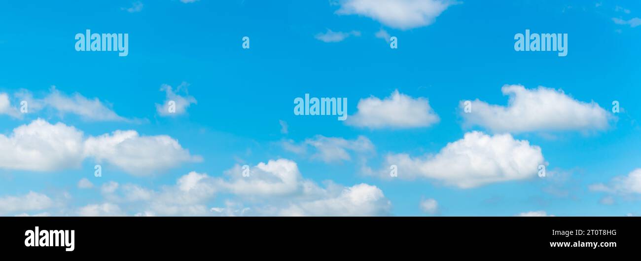 Panoramica di una splendida nuvola nel cielo blu. Panorama di cielo blu e sfondo naturale nuvoloso bianco. sky ponoramic Foto Stock
