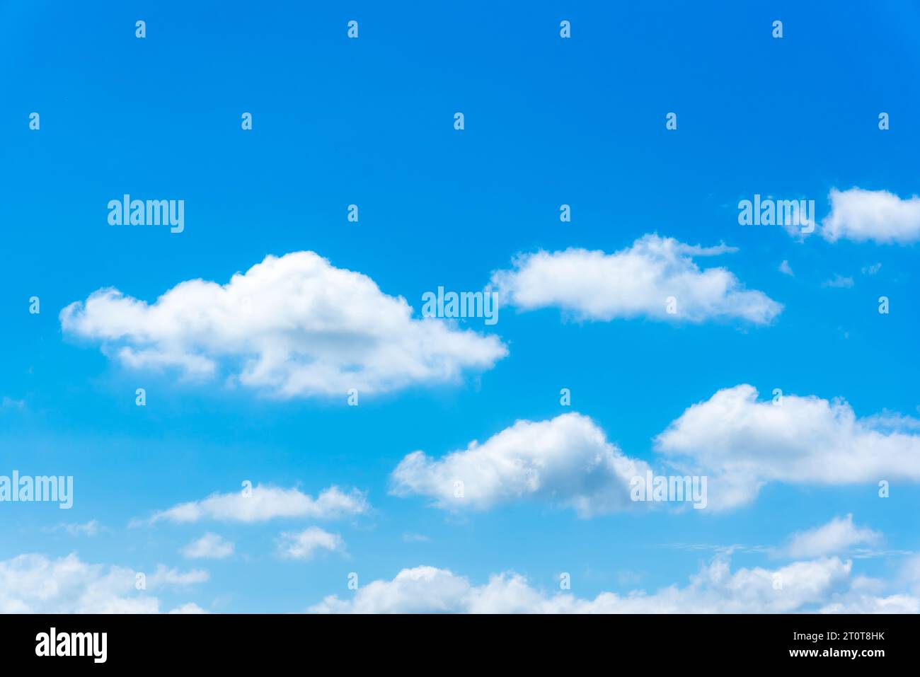 Bella nuvola nel cielo blu. Cielo blu e sfondo naturale nuvola bianca. Foto Stock