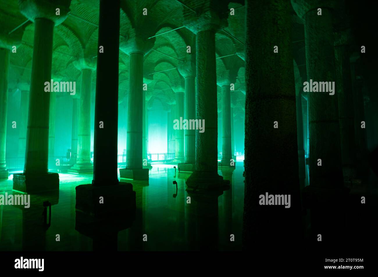Sagoma delle colonne di una cisterna con luce verde. Cisterna Basilica di Istanbul Foto Stock