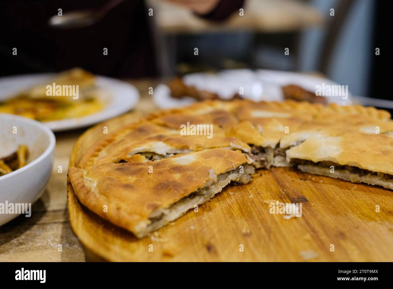 Goshnan, o gosh-naan, una tradizionale torta uigura ripiena di carne tritata speziata (manzo e agnello) e cipolle all'Apandim Uyghur Restaurant di Sydney Foto Stock