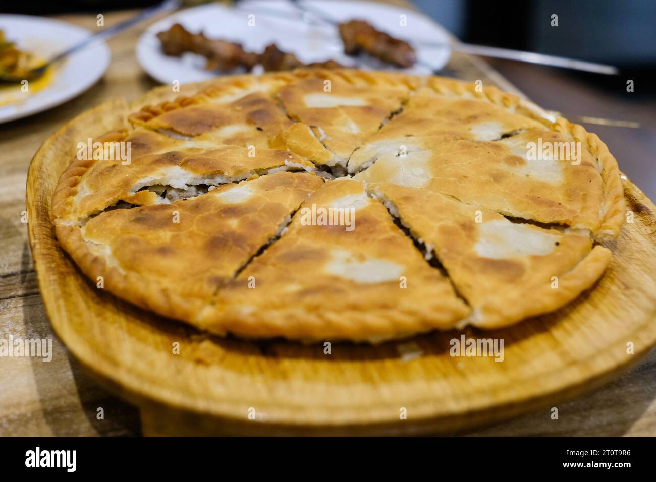 Goshnan, o gosh-naan, una tradizionale torta uigura ripiena di carne tritata speziata (manzo e agnello) e cipolle all'Apandim Uyghur Restaurant di Sydney Foto Stock