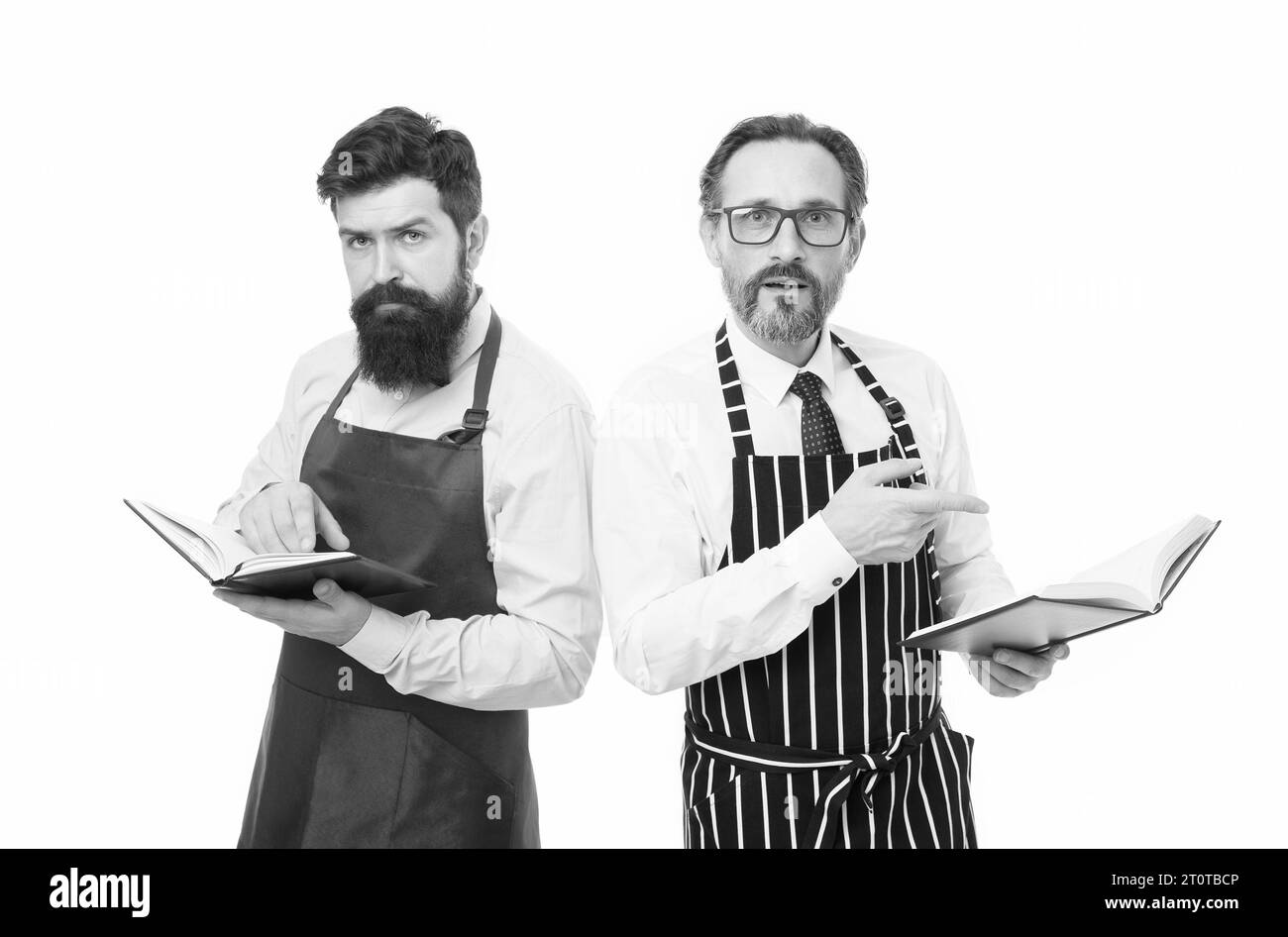 Nessuna idea di come cucinare il cibo. Concetto di libro culinario. Uomini in carica di famiglia. Alcuni problemi. Compiti familiari. Cucina ricette. Come cucinare. Uomini bearded Foto Stock