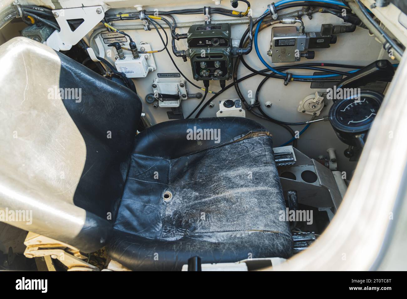 Sedile del pilota all'interno di un carro armato militare. Sedile di guida nero di un pilota di carri armati militare. Luce naturale. Foto di alta qualità Foto Stock