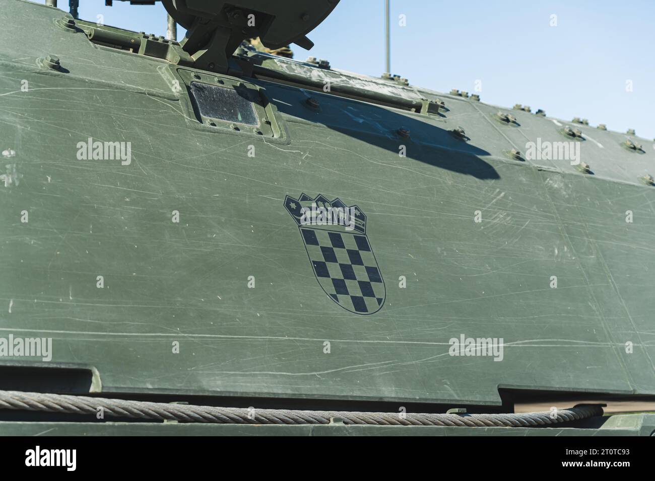 Bandiera croata nera stampata su veicolo militare verde scuro. Veicoli militari moderni alla dimostrazione. Foto di alta qualità Foto Stock
