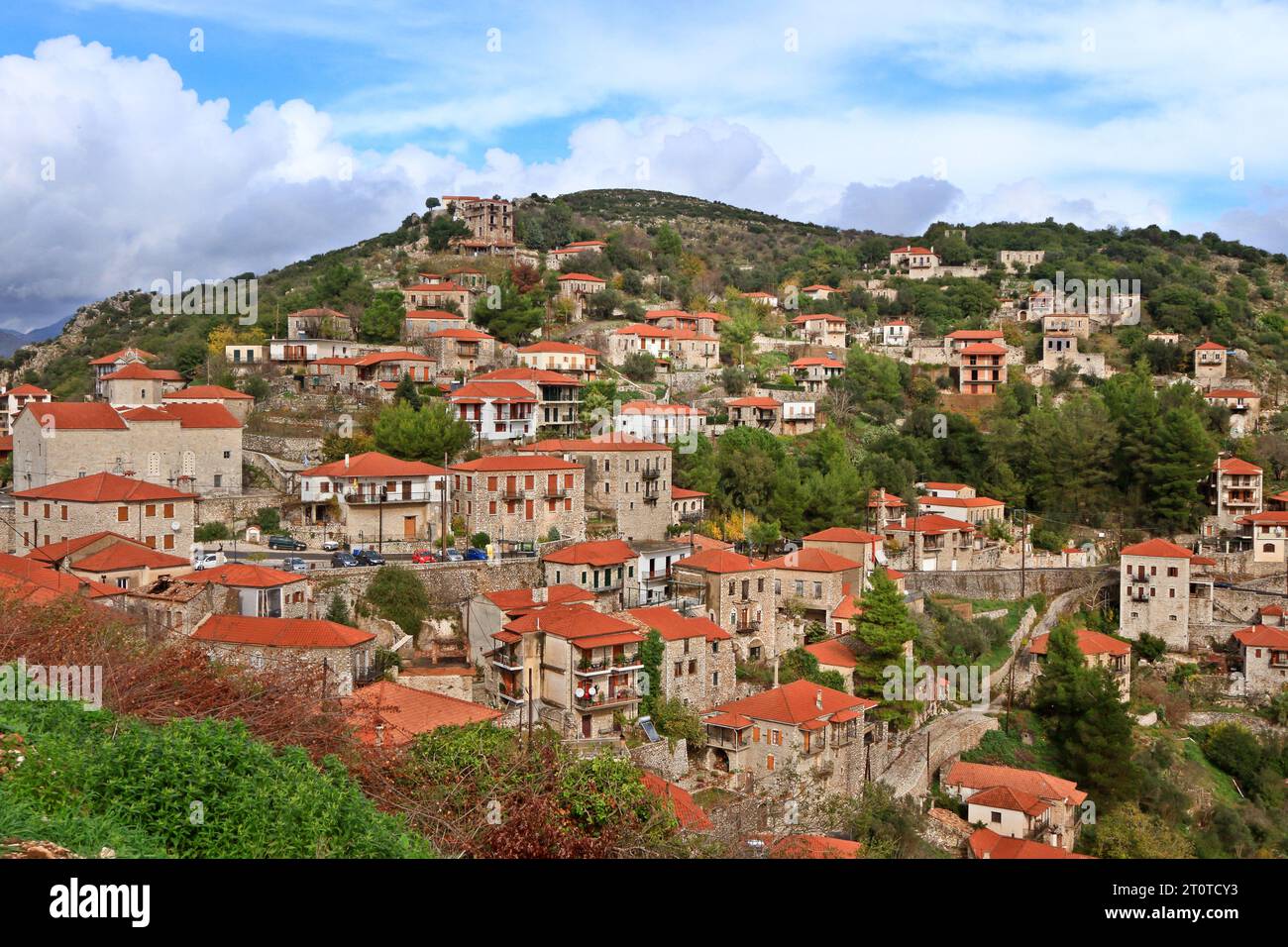 Villaggio di Karytaina, un bellissimo e tradizionale insediamento con vecchie case con tetti di tegole, nelle montagne della regione dell'Arcadia, nel Peloponneso, Grecia. Foto Stock