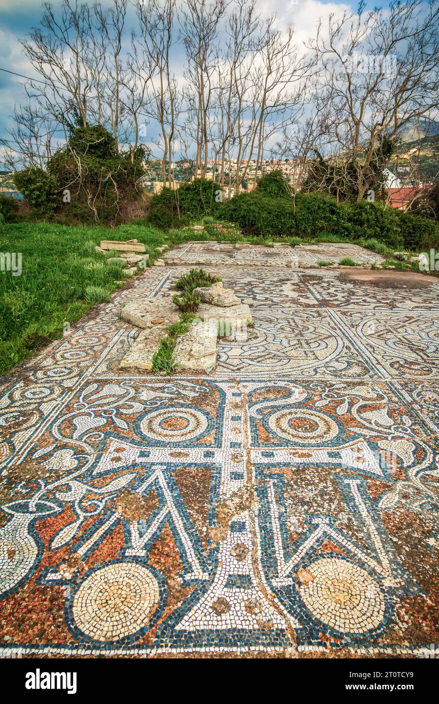 Incredibili mosaici colorati presso la basilica di Almirida, dell'inizio dell'era bizantina (vi secolo a.C.), ad Apocorona, Creta, Grecia. Foto Stock