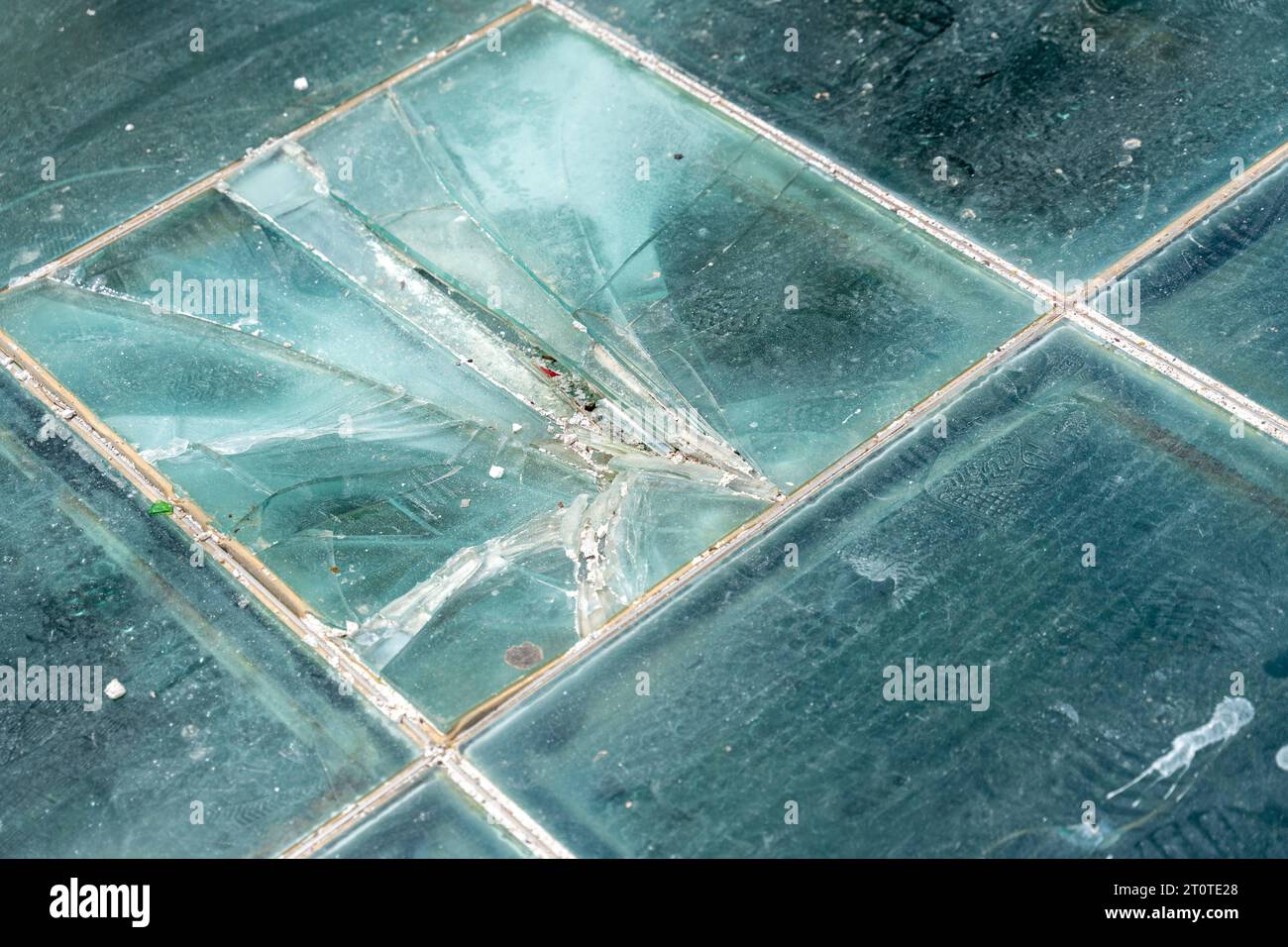 10 maggio 2023: Broken flow of glass *** Kaputte fließe aus Glas Credit: Imago/Alamy Live News Foto Stock