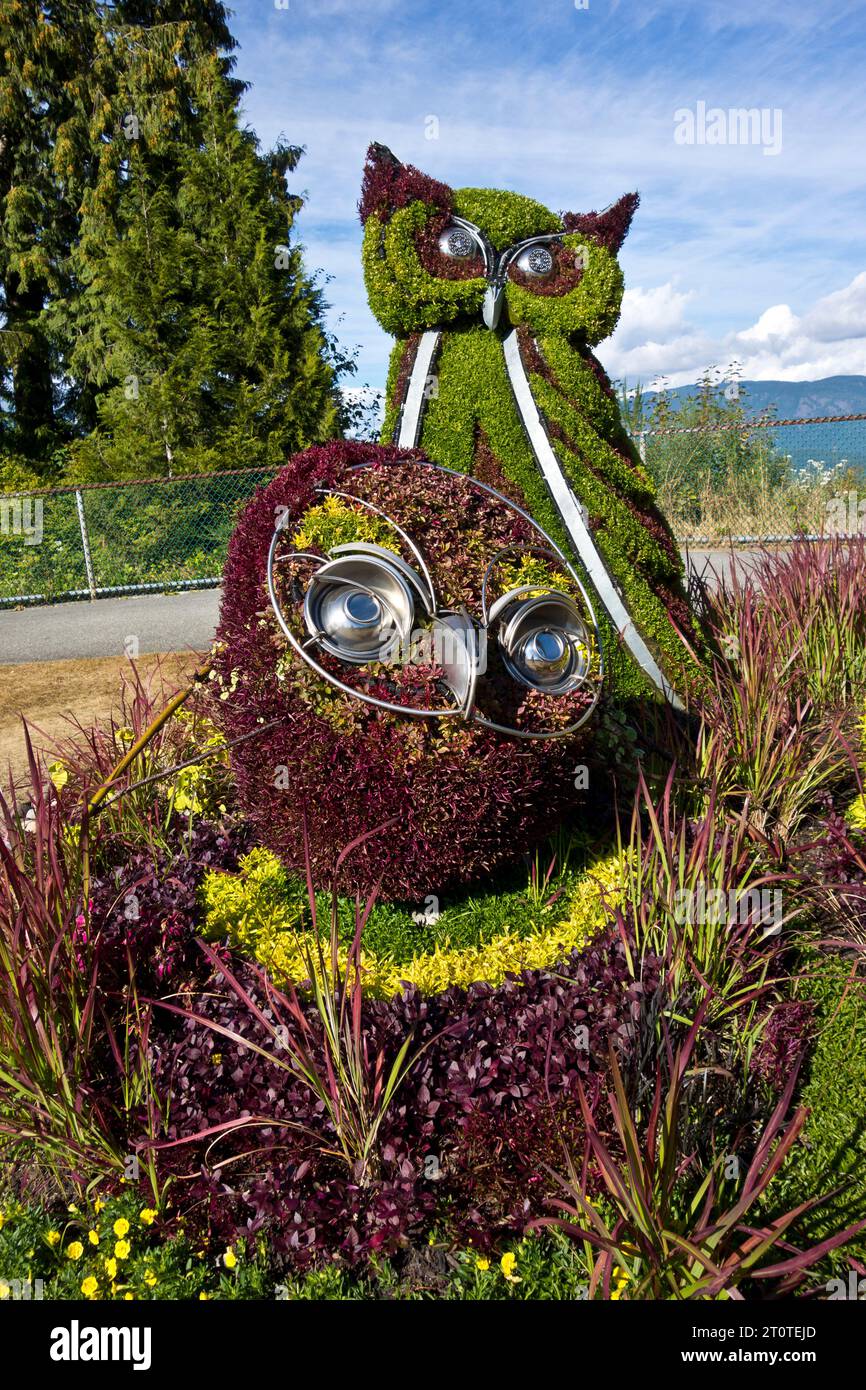 Graziose sculture ecologiche di civetta trovate al Burnaby Mountain Park, a Burnaby, British Columbia, Canada Foto Stock