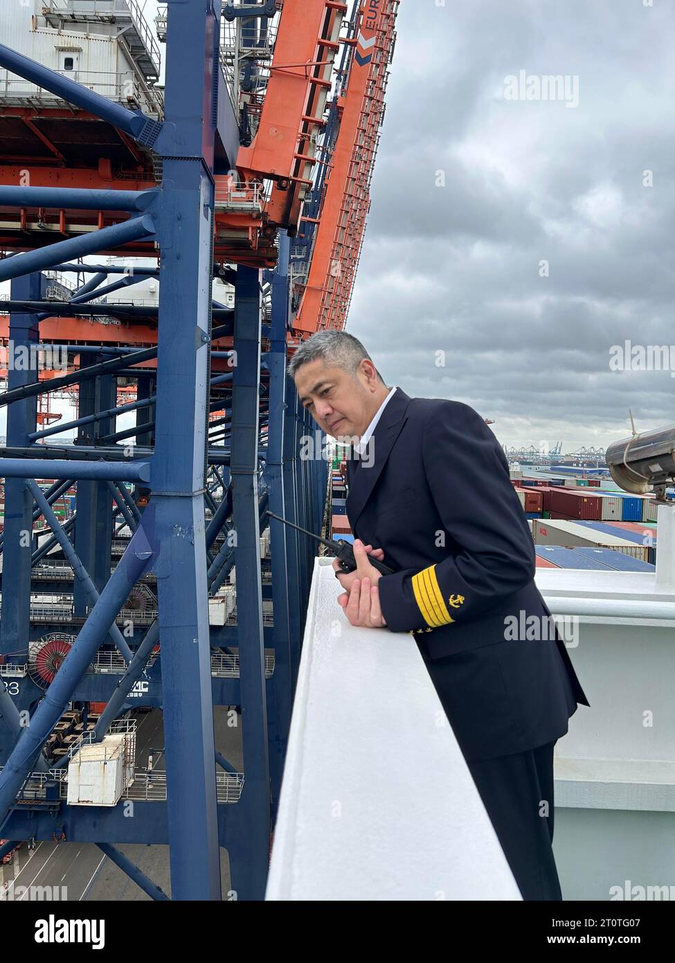 (231009) -- HANGZHOU/BERLIN, 9 ottobre 2023 (Xinhua) -- il capitano Mo Weidong controlla il corpo della nave portacontainer Cosco Shipping Virgo e le condizioni del porto mentre la nave fa scalo al porto di Rotterdam, Paesi Bassi, 20 settembre 2023. (Xinhua) Foto Stock