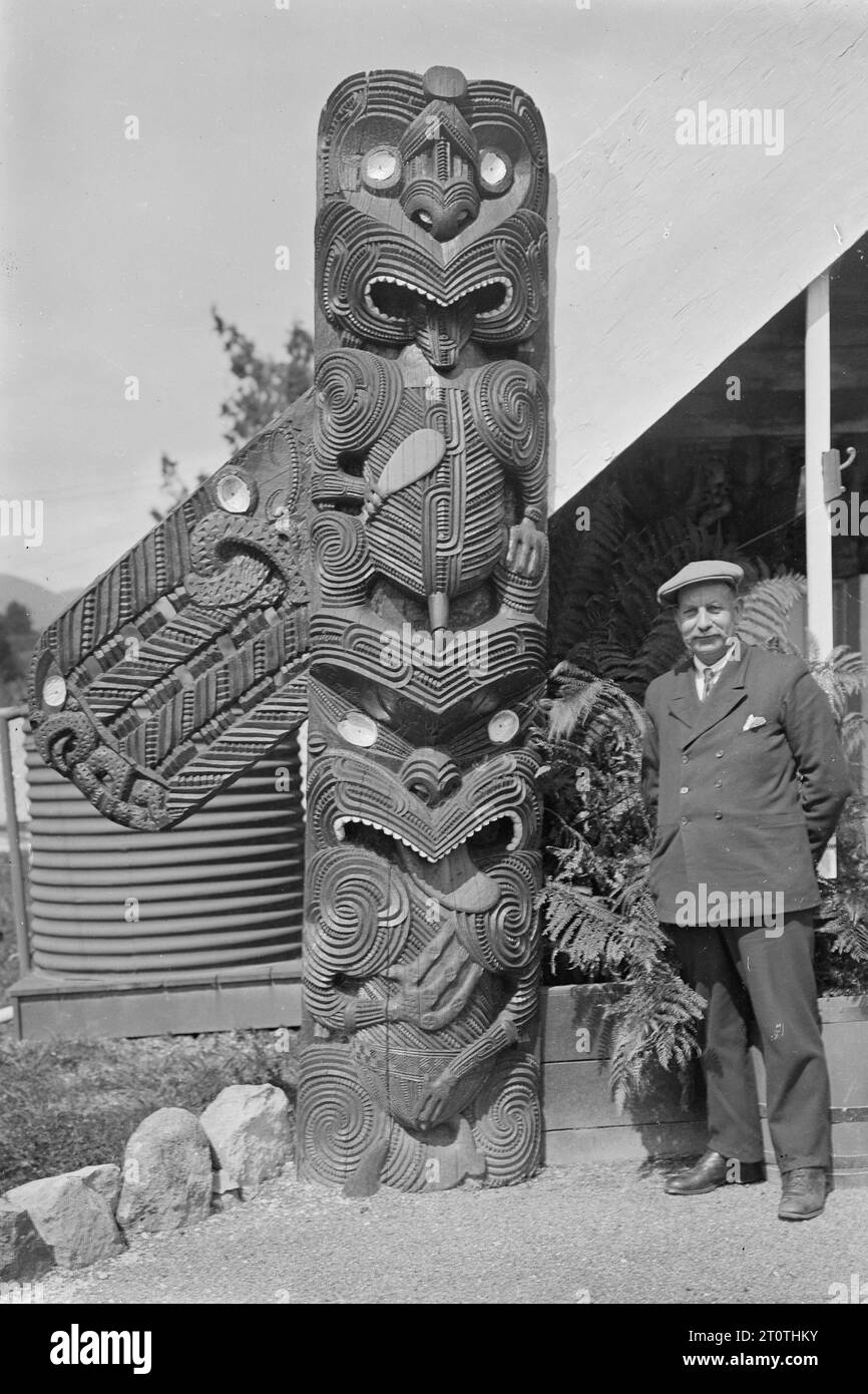 Albert Percy Godber (fotografo neozelandese) - in piedi accanto all'amo della casa d'incontro Maori te Tiki o Tamamutu, presso lo Spa Hotel di Taupo Foto Stock