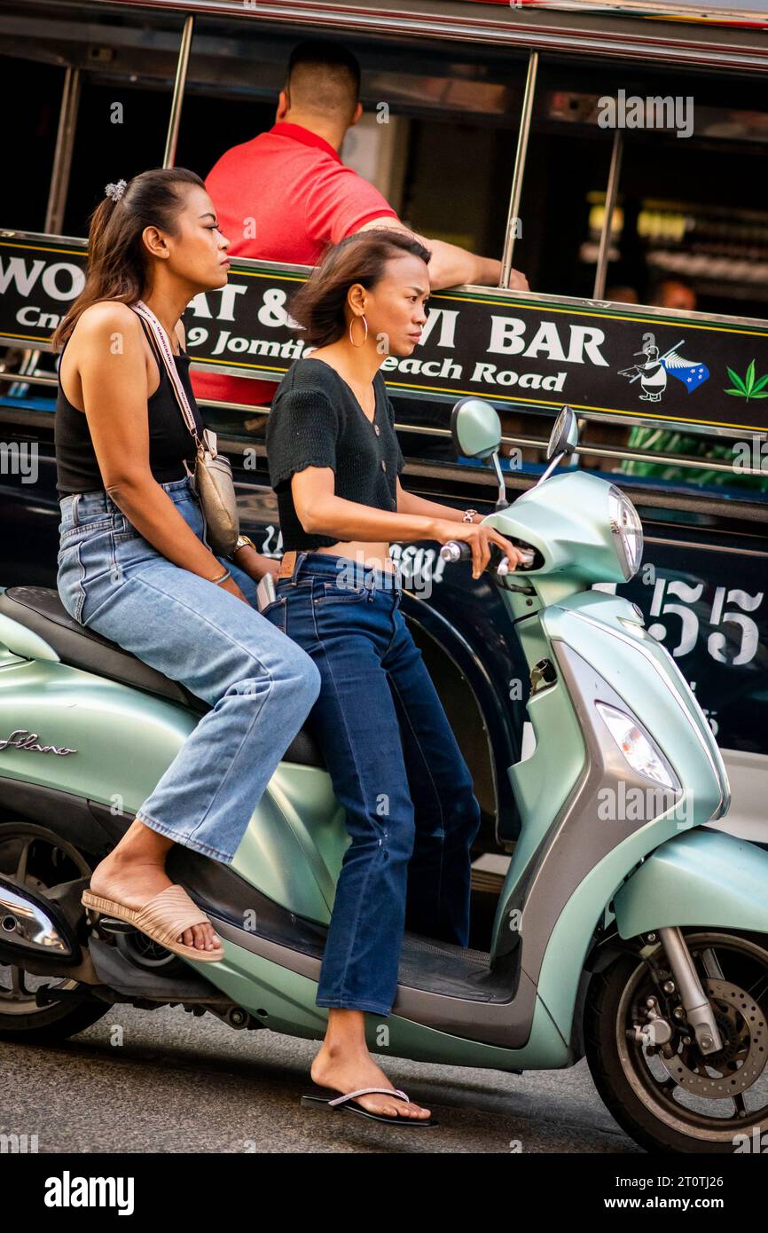 I thailandesi locali, i turisti e i residenti corrono oltre l'affollato incrocio tra Soi Buakhao e Soi Lengkee a Pattaya, Thailandia, su ciclomotori e motociclette. Foto Stock