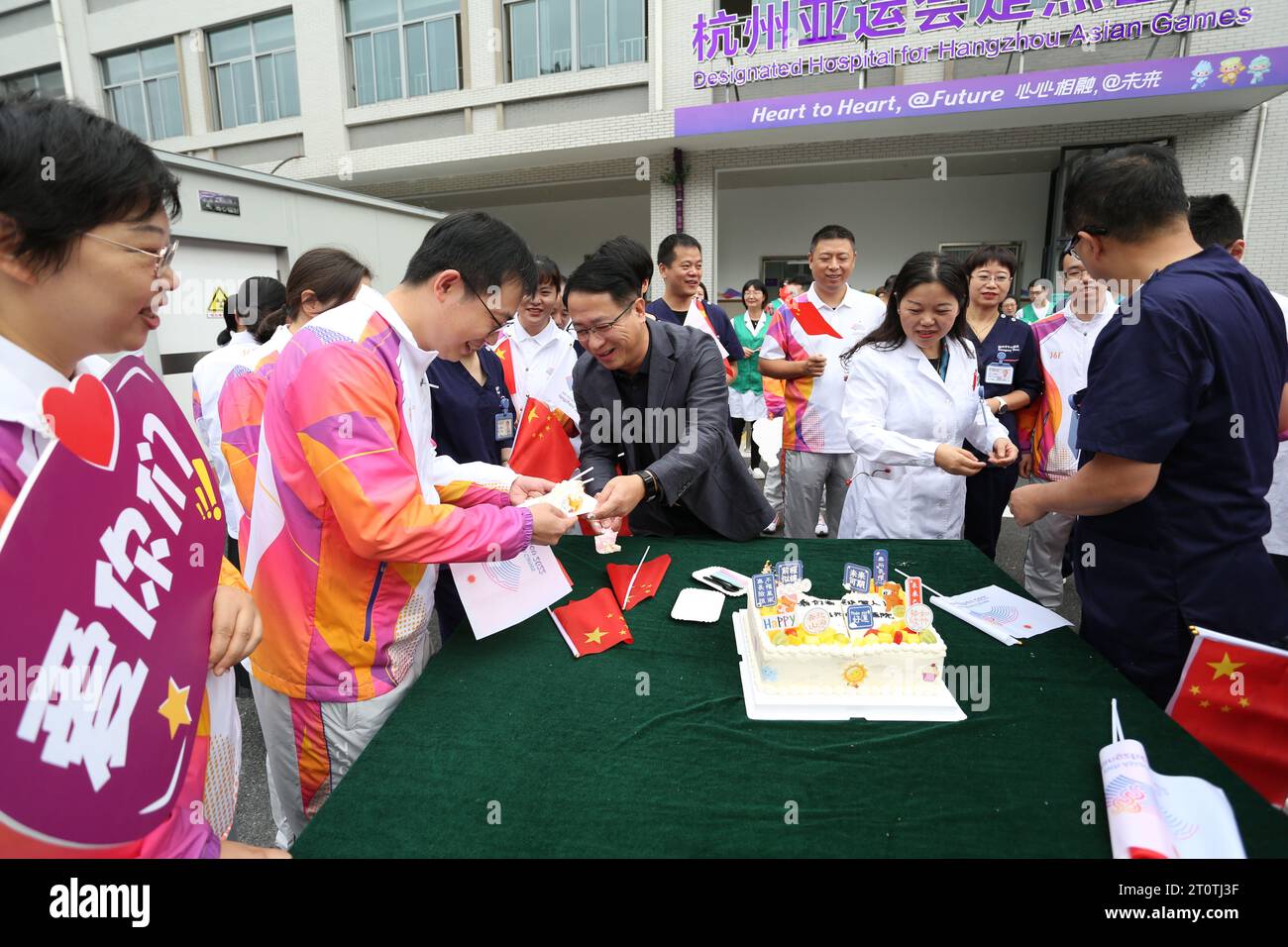 SHAOXING, CINA - 9 OTTOBRE 2023 - medici, infermieri e volontari tengono una cerimonia presso l'ospedale centrale di Shaoxing per celebrare il completamento del TAS Foto Stock