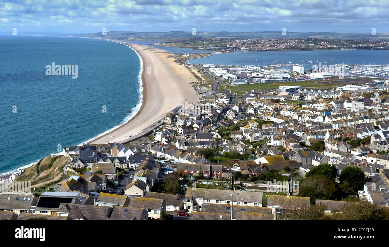 Una vista della famosa spiaggia di Chesil sulla costa jurrasic dell'Isola di Portland, Dorset, Inghilterra. Foto Stock