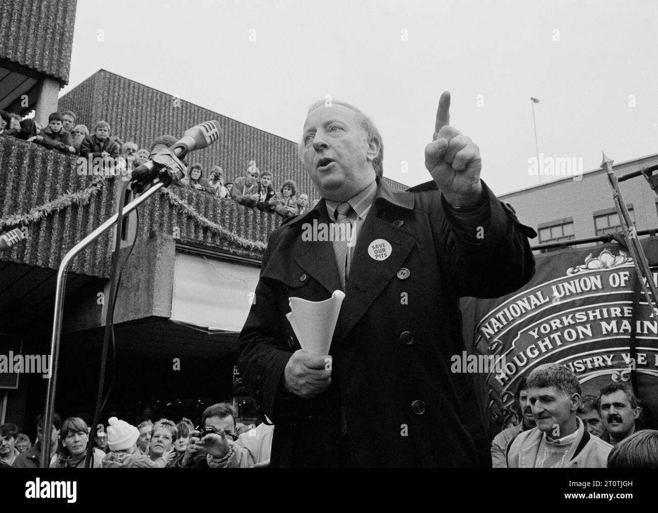 NUM President Arthur Scargill - Miner Union leader, ispirando le masse nel centro di Doncaster durante una manifestazione del 1992. Foto Stock