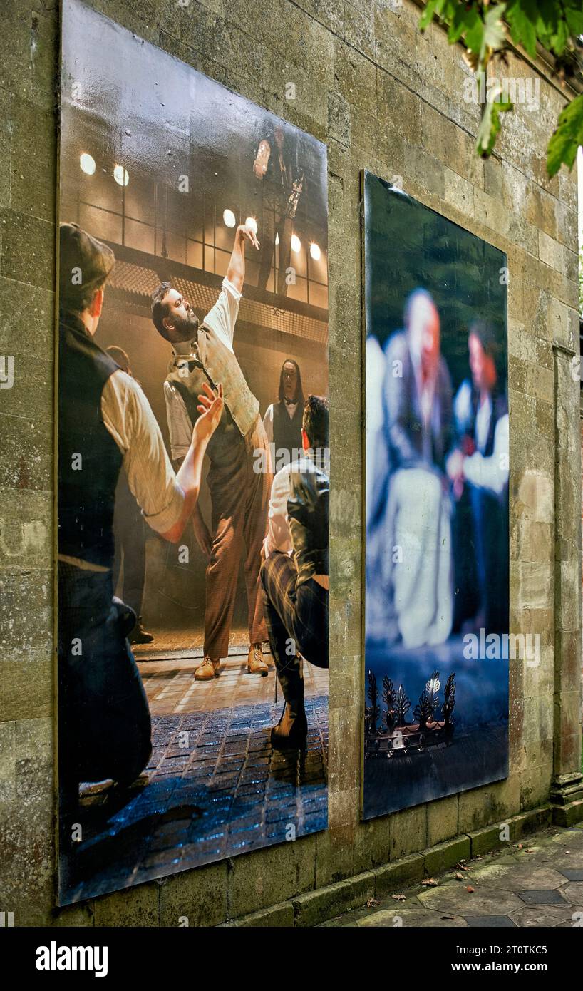 Attori shakespeariani raffigurati su fotografie e illustrazioni montate a parete che si esibiscono al RSC Theatre Stratford Upon Avon, Inghilterra, Regno Unito Foto Stock