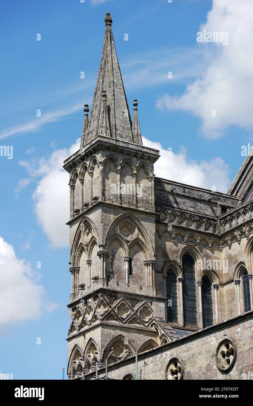 Dettagli su una torre sulla chiesa della cattedrale anglicana della Beata Vergine Maria a Salisbury, Wiltshire, Inghilterra, Regno Unito. Foto Stock