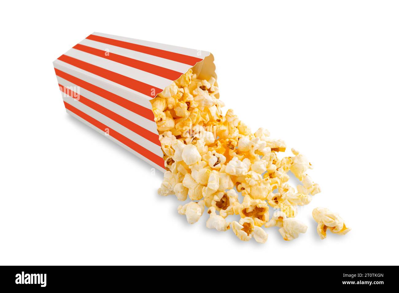 Gustosi popcorn al formaggio che cadono da un secchio di cartone a righe rosse, isolato su sfondo bianco. Dispersione di semi di popcorn. Film, cinema e intrattenimento Foto Stock