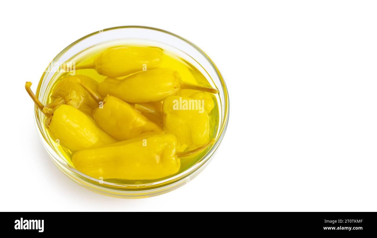Pepe giallo, peperoncini o friggitelli in ciotola isolata su fondo bianco. Peperoncino marinato, tritato. Tradizionale italiano e greco c Foto Stock