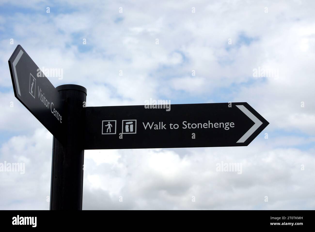 Cartello di legno sul sentiero per Stonehenge dal centro esposizioni visitatori di Salisbury Plain, Wiltshire, Inghilterra, Regno Unito. Foto Stock