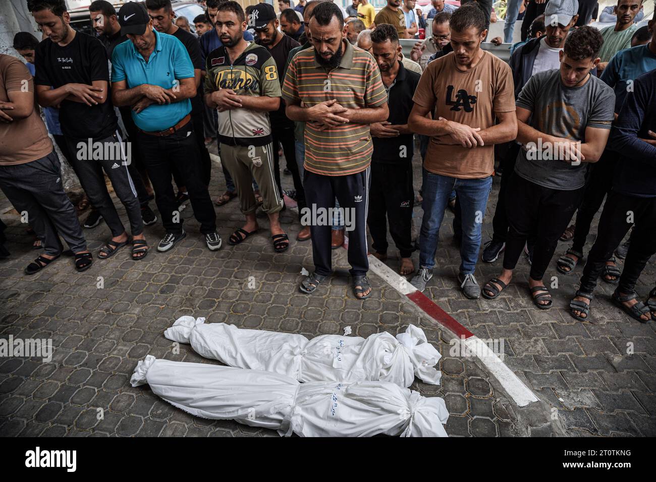 Gaza, Gaza, Palestina. 9 ottobre 2023. I parenti delle due ragazze pregano preghiere funebri per le loro donne benestanti in seguito (Credit Image: © Saher Alghorra/ZUMA Press Wire) SOLO USO EDITORIALE! Non per USO commerciale! Crediti: ZUMA Press, Inc./Alamy Live News Foto Stock