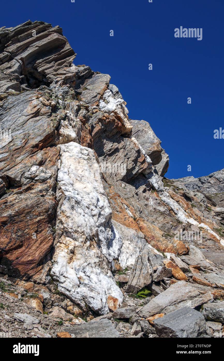 Formazioni rocciose metamorfiche. Aspetti geologici delle Alpi Zillertal. Tirolo. Austria. Europa. Foto Stock