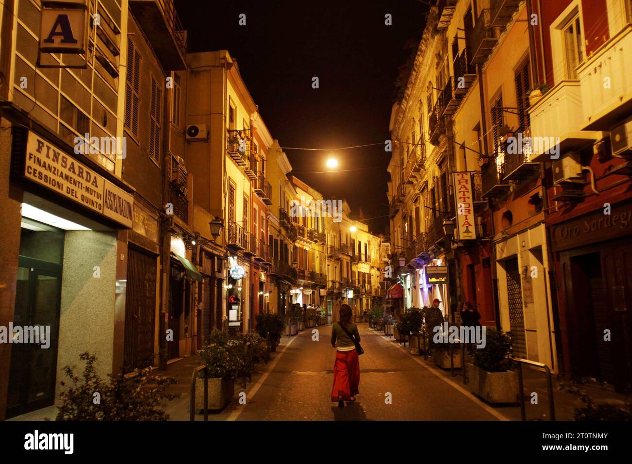 Vista notturna della città in Sardegna Foto Stock