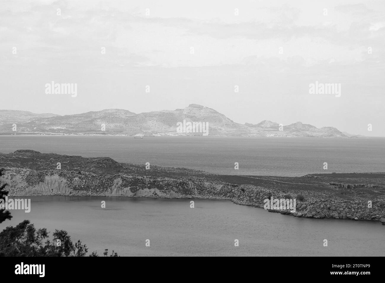 Vista dall'Acropoli di Lindos della spiaggia di Saint Paul's Bay in bianco e nero Foto Stock