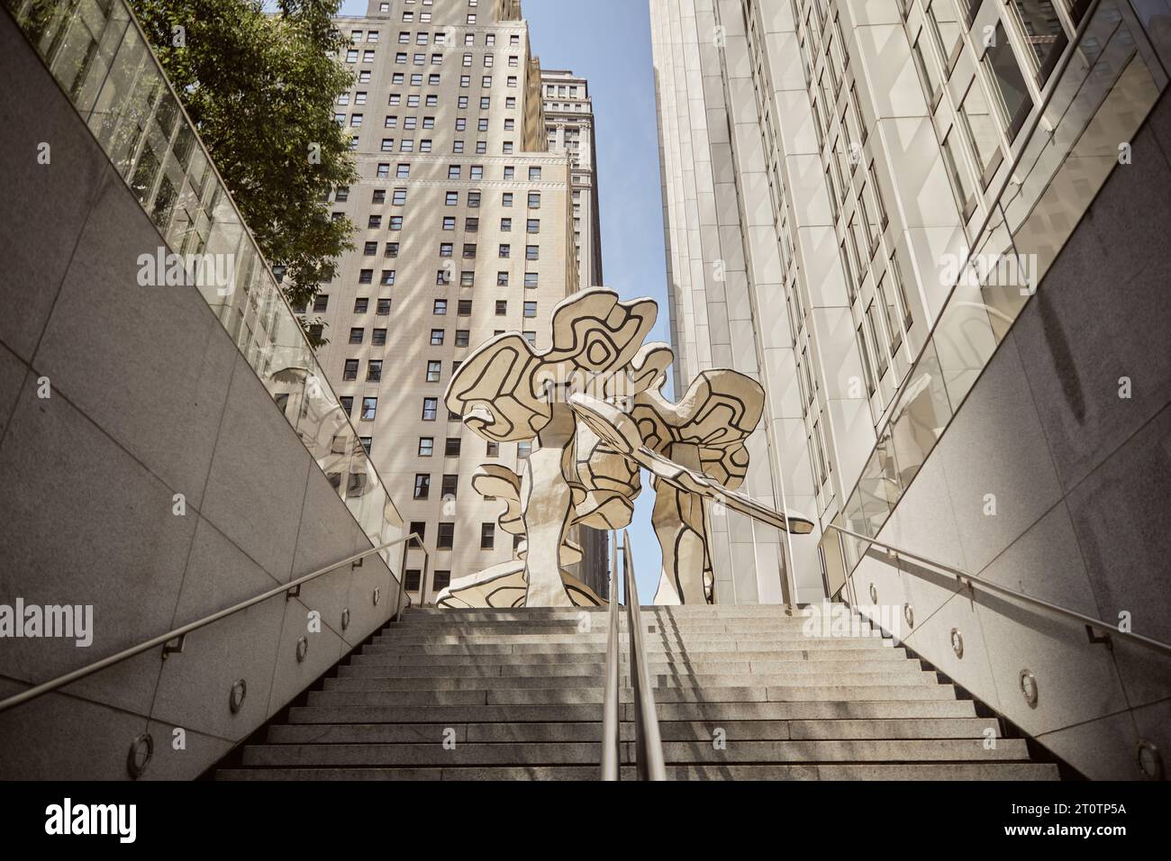 vista dall'angolo basso delle scale e delle installazioni artistiche contro edifici moderni, scena stradale di new york Foto Stock