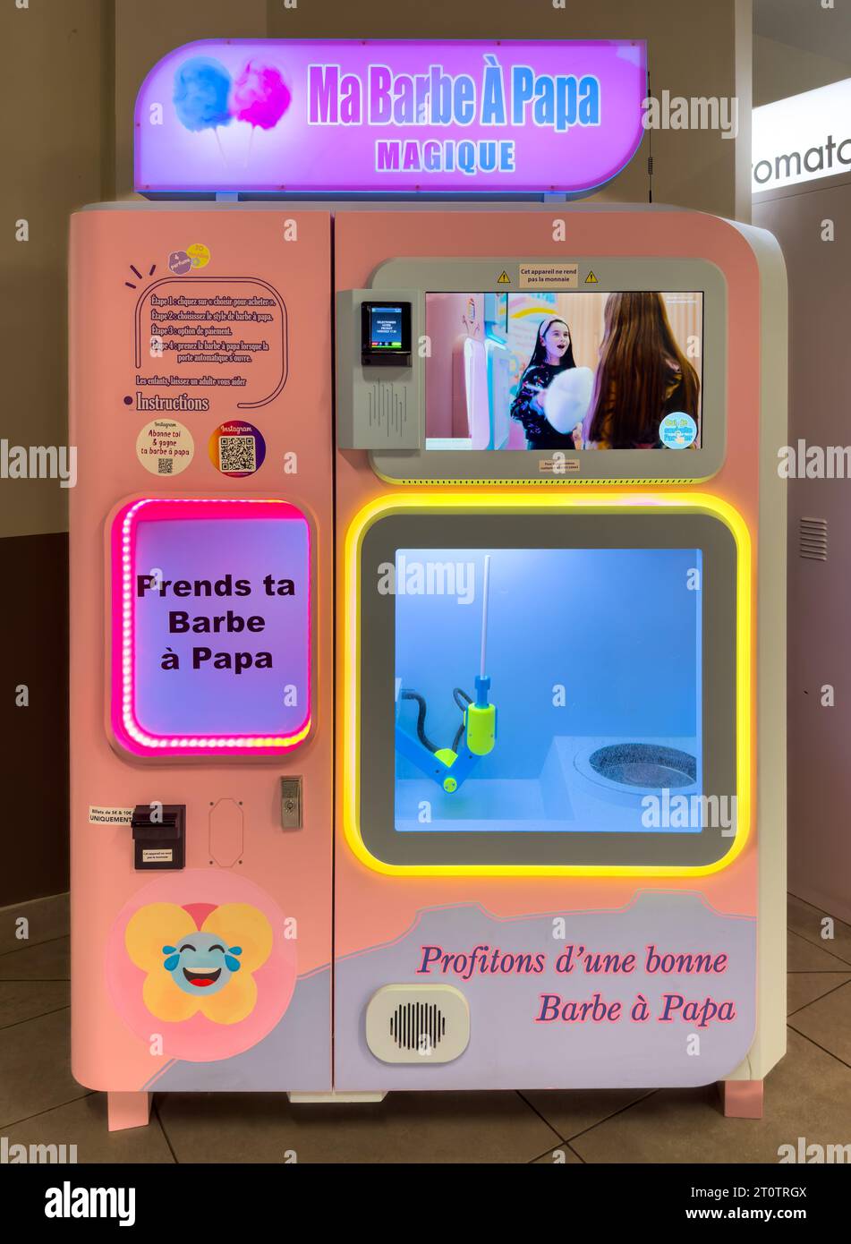 Un filo interdentale di caramelle (Barbe a Papa) completamente automatico o un distributore automatico di caramelle di cotone in un centro commerciale a Macon, Francia. Foto Stock