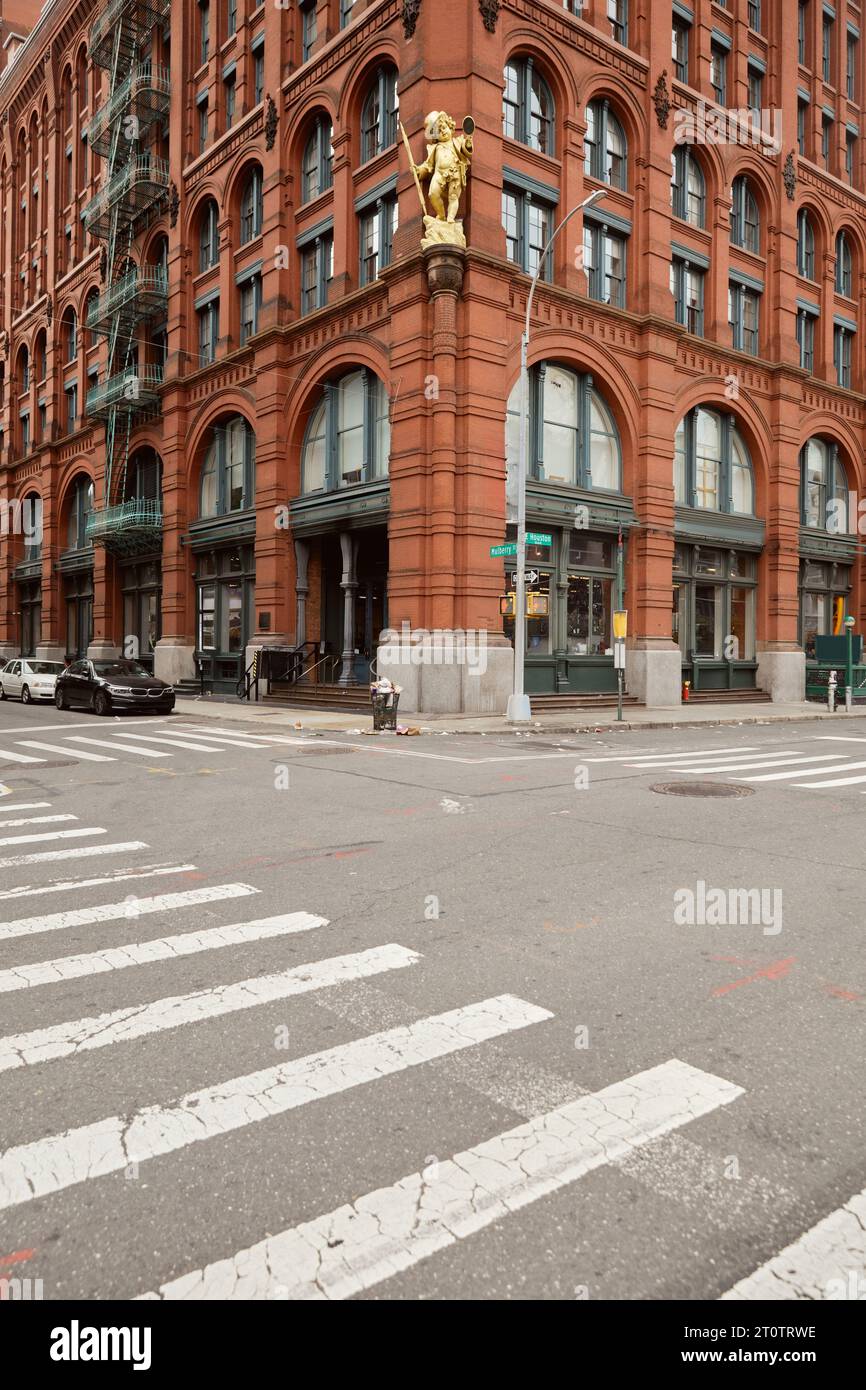 passeggia vicino all'iconico edificio a disco sul passerella nel quartiere di manhattan, punto di riferimento della città di new york Foto Stock