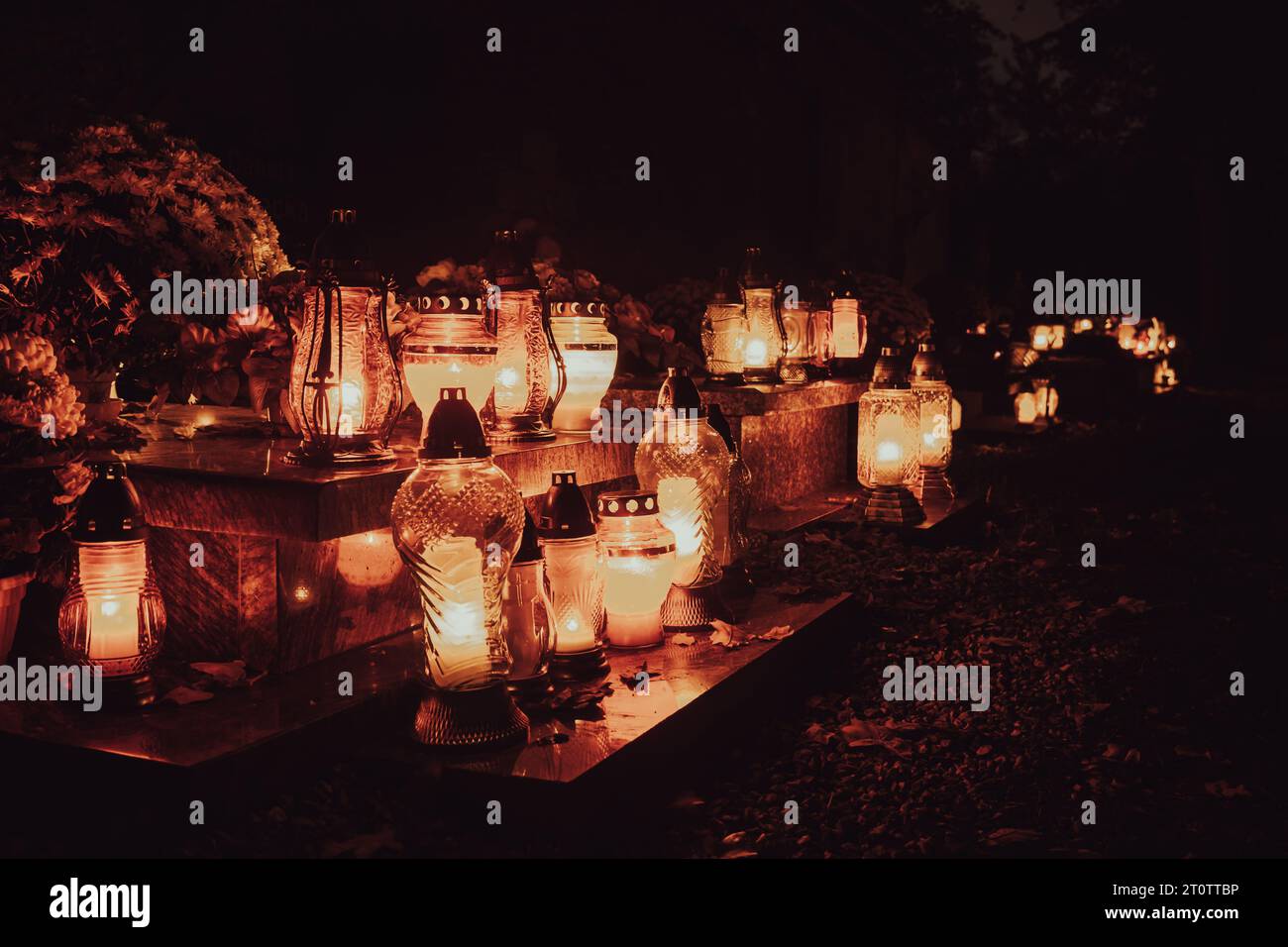 Cimitero decorato con candele per tutti i Santi di notte Foto Stock