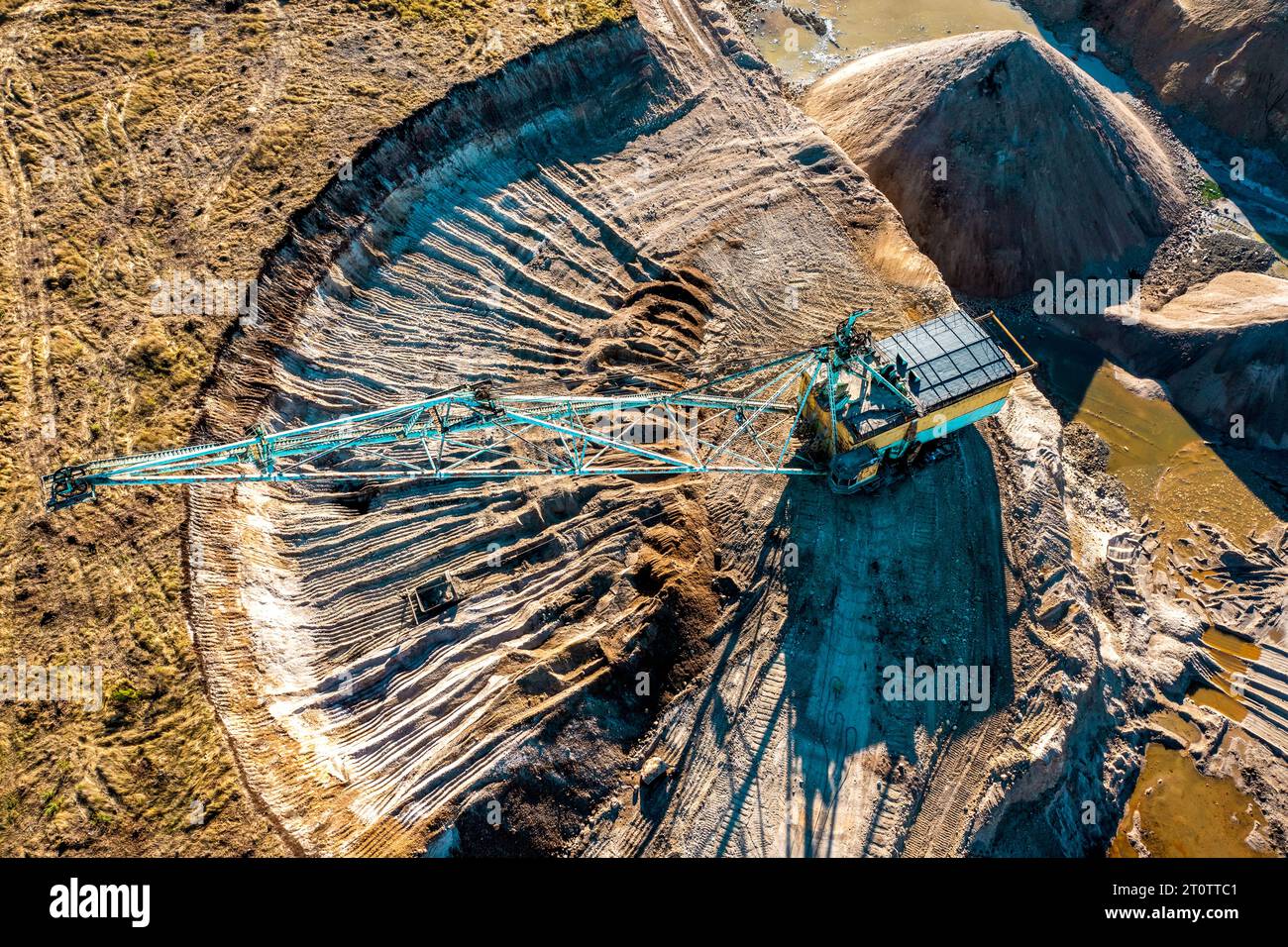 Un escavatore che estrae l'argilla in una giornata di sole Foto Stock