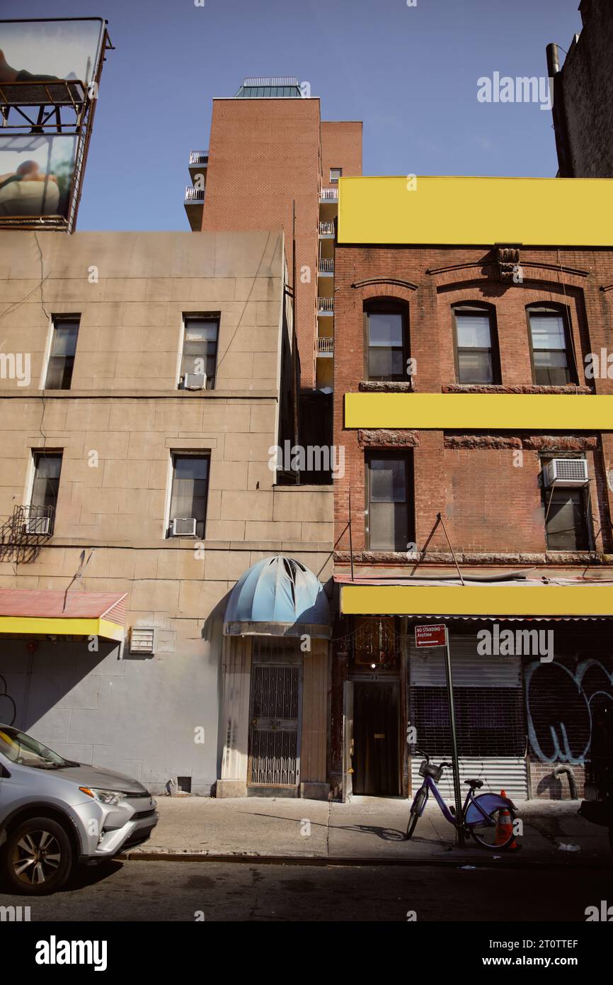 auto e bicicletta su strada vicino a un negozio chiuso sulla strada di new york, il paesaggio urbano della metropoli Foto Stock