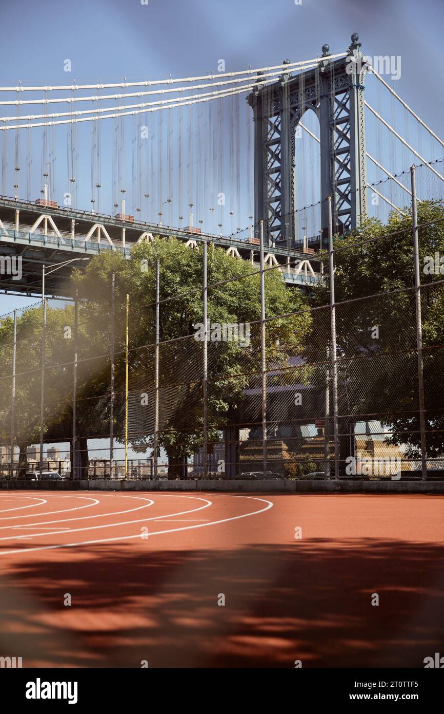 vista panoramica del ponte di manhattan vicino agli alberi autunnali e allo stadio all'aperto della città di new york Foto Stock